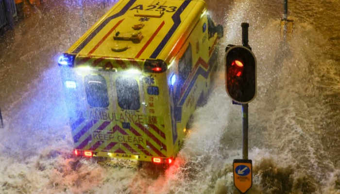 Hong Kong Ambulance under Typhoon (Foto SCMP)