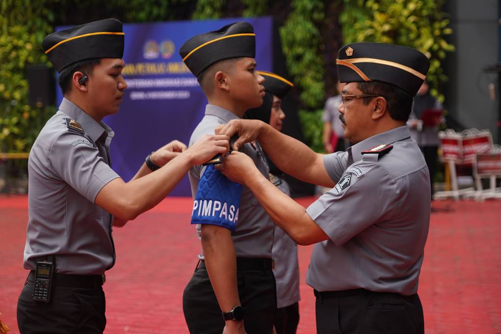 Menteri Imigrasi dan Pemasyarakatan (Imipas), Agus Andrianto (kanan) mengukuhkan petugas imigrasi pembina desa (pimpasa) (Foto Dok Kementrian Imipas)