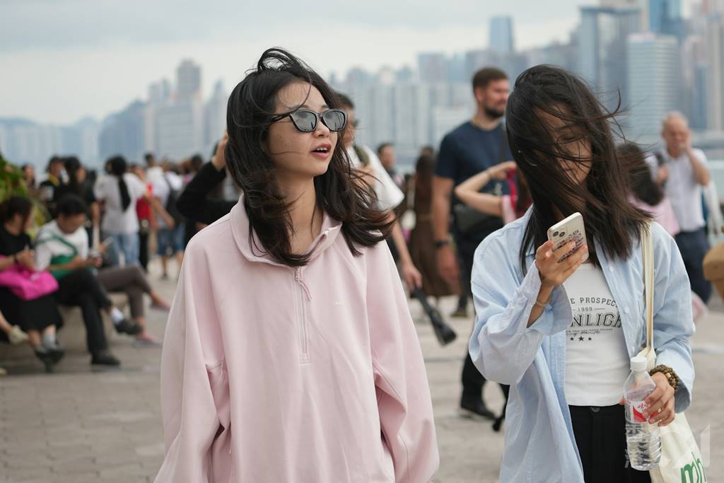 Suasana Hong Kong Menjelang kedatangan Topan Yinxing (Foto HK01)