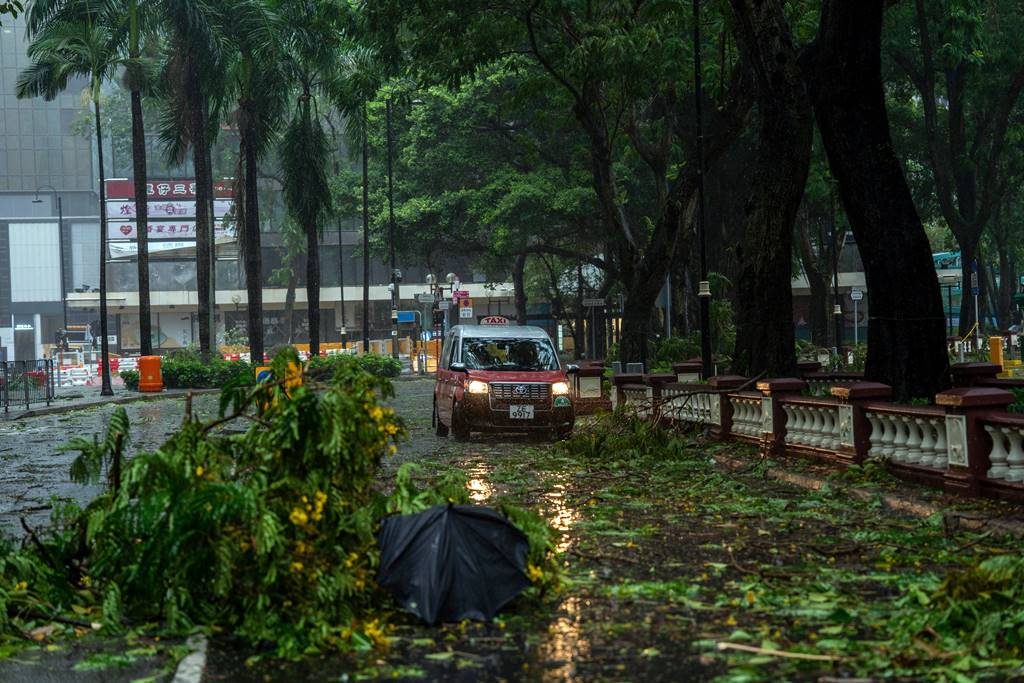 Kerusakan akibat hempasan topan Wipha di Hong kong (Foto istimewa)