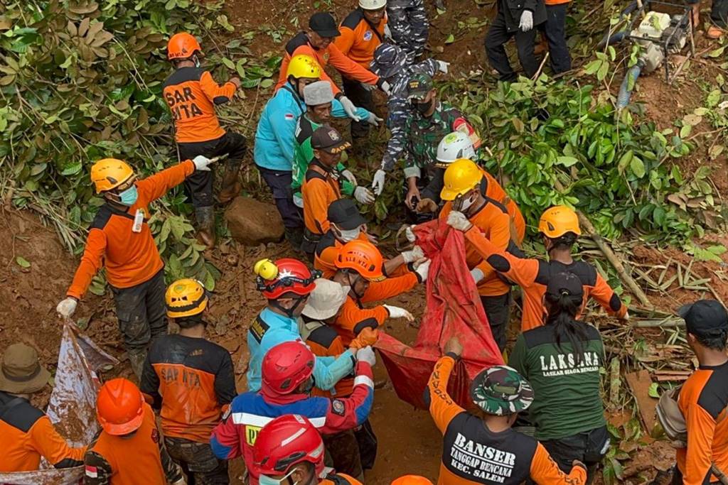 Situasi penanganan longsor di Cilacap (Foto ANTARA)